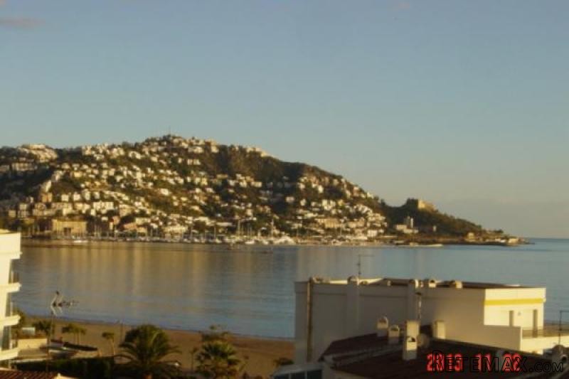 ROSES: Duplex 100m from the beach with..