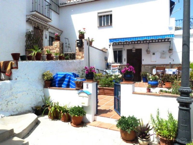 4 bedroom, 2 bathroom Townhouse, (build..