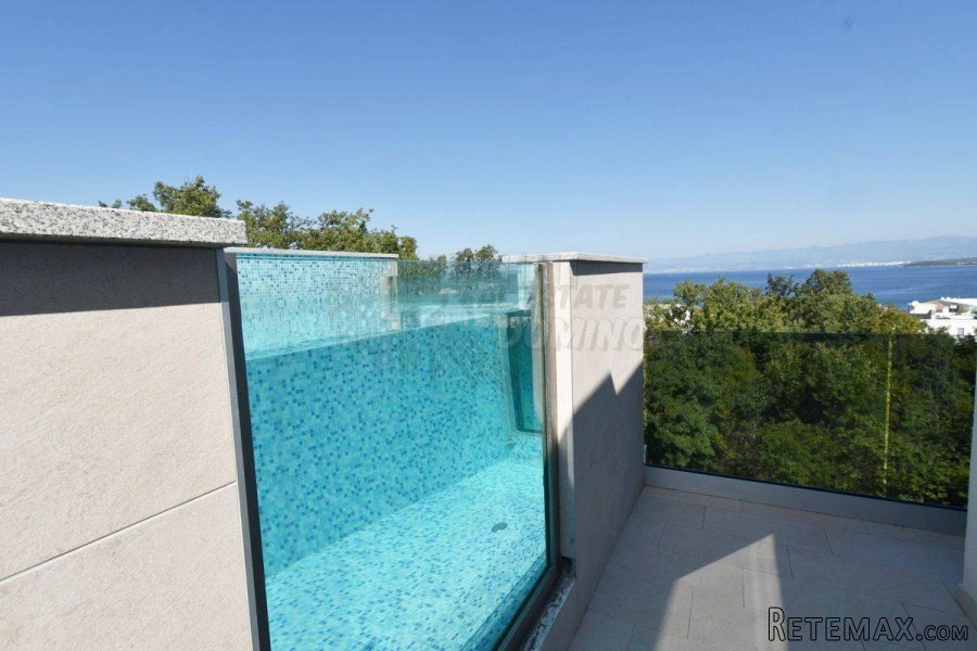 Luksuzni penthouse s krovnim bazenom i otvorenim pogledom..