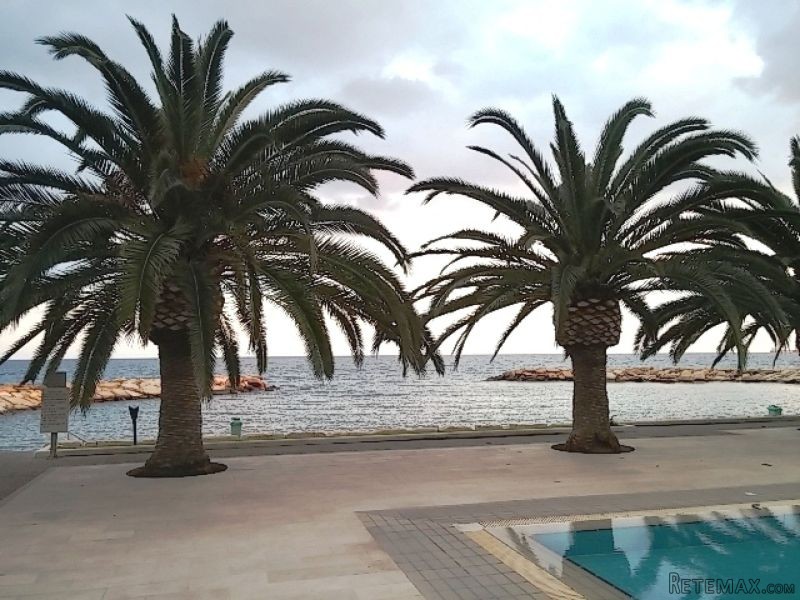 First Line Beachfront Apartment in a..