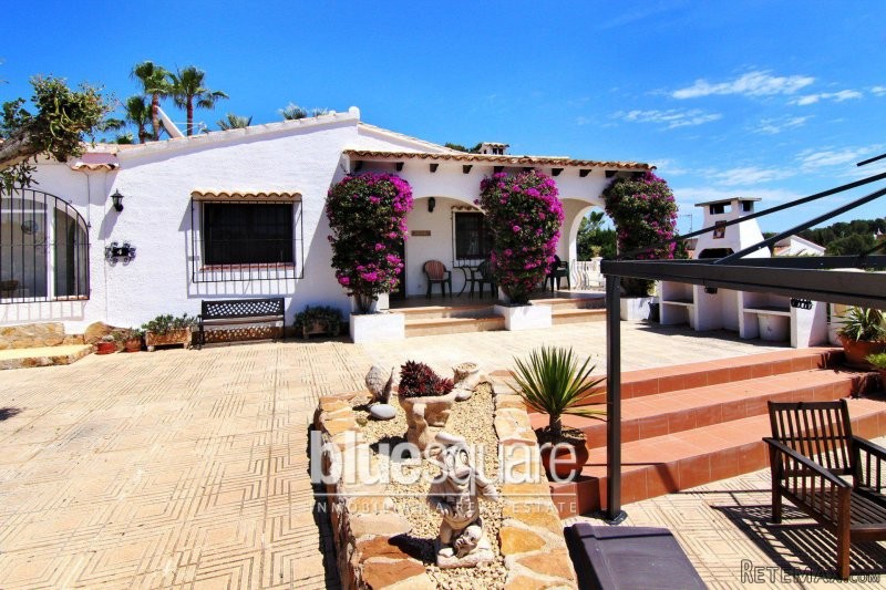 4 bedroom Villa within walking distance..