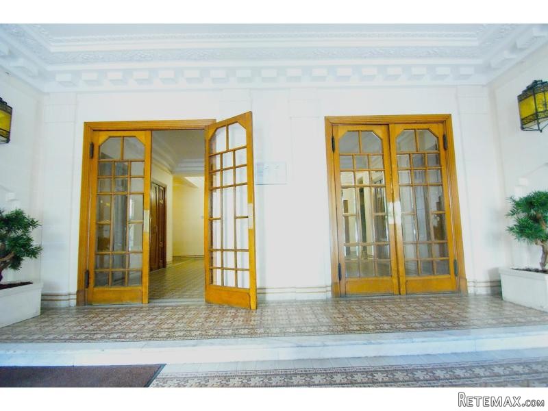 Apartment In The Prestigious Carre D'or..