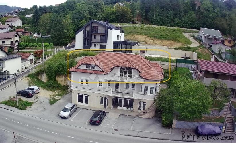 Kompletno renoviran stan u potkrovlju zgrade nadomak centra