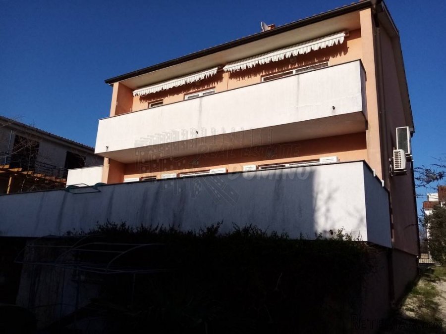Grad Krk-apartmanska kuća za investiciju! - 2
