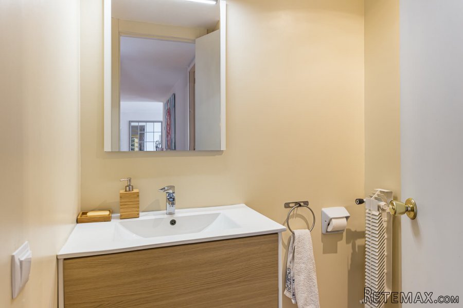 A generous size apartment with impressive views of Portixol..