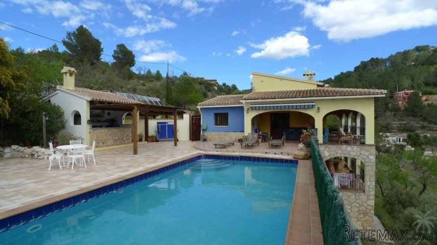 This stunning house is built on quiet location offering.. - 2