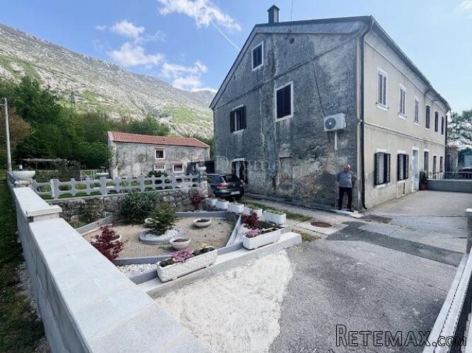 Uređena dvojna kuća sa okućnicom u Crikveničkom zaleđu