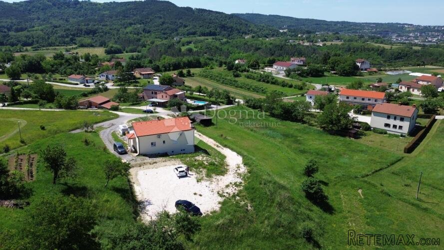 Atraktivno građevinsko zemljište – pravomoćna dozvola i plać - 3