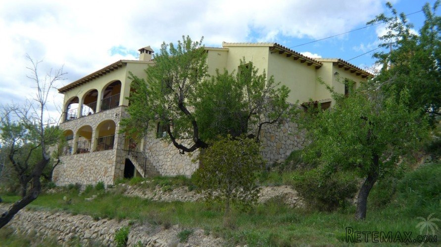 This stunning house is built on quiet location offering.. - 3