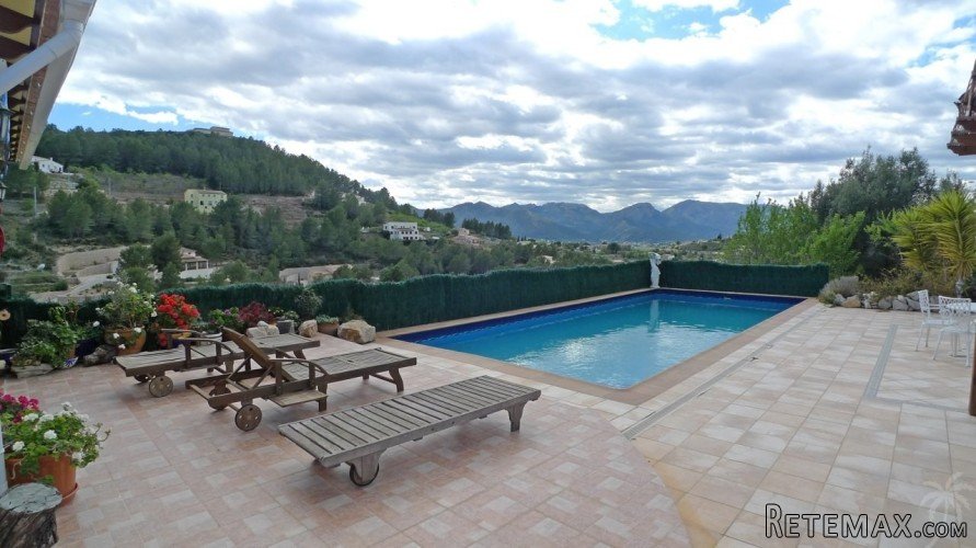 This stunning house is built on quiet location offering.. - 4