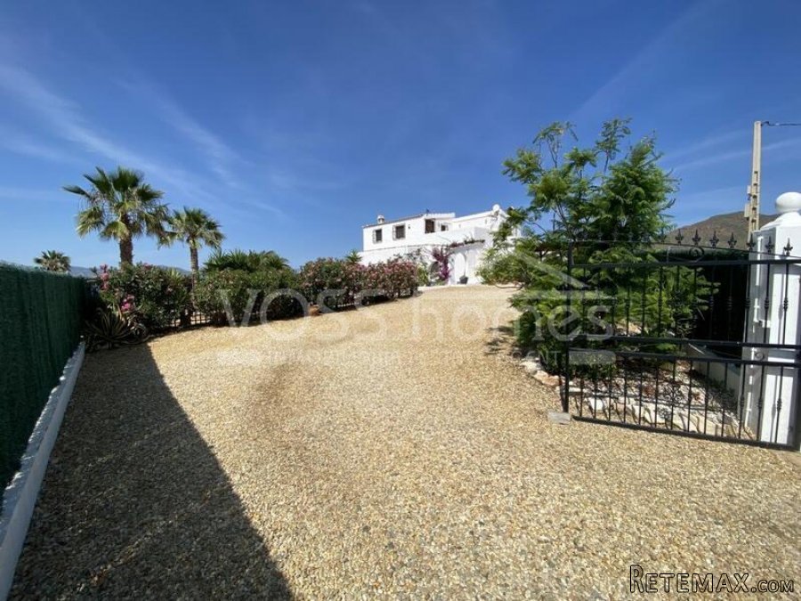 A truly stunning 3 bed, 2 bath beautifully renovated.. - 16