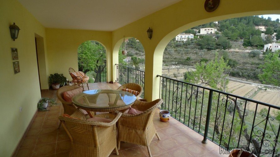 This stunning house is built on quiet location offering.. - 6