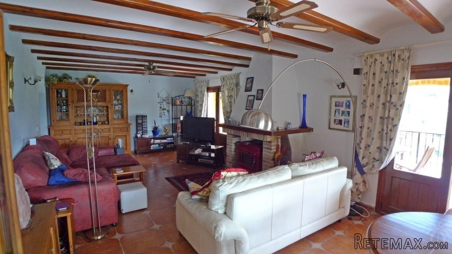 This stunning house is built on quiet location offering.. - 7