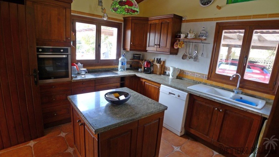 This stunning house is built on quiet location offering.. - 8