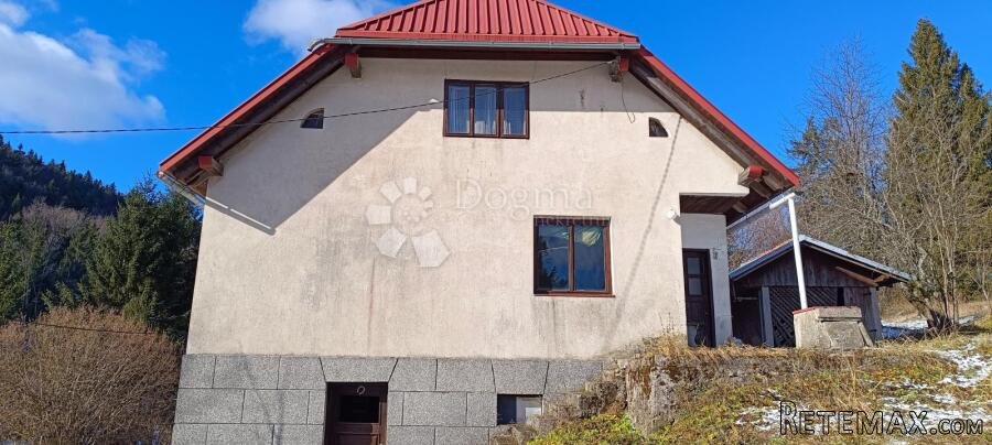 Čabar, samostojeća kuća sa okućnicom od 2173 m2