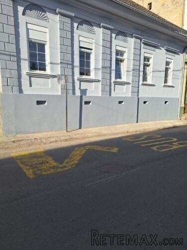 Prodajem kucu u centru Sremskih Karlovaca