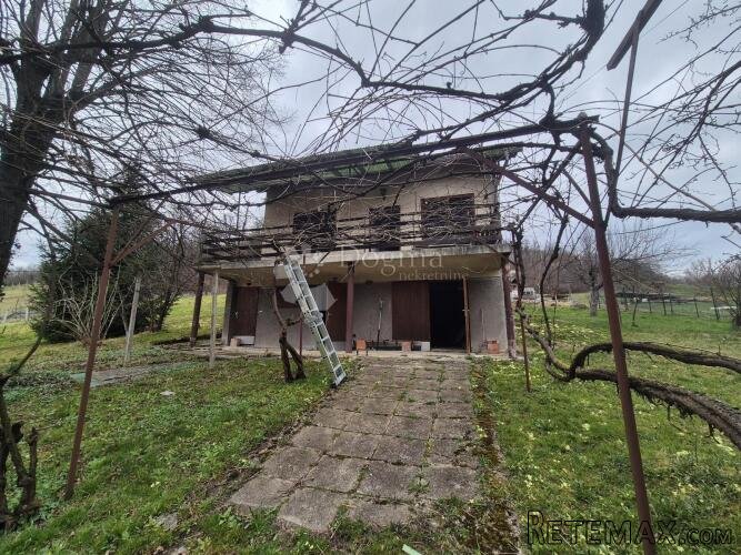 Kuća s garažama, odlična za najam ili goste nadomak centra D