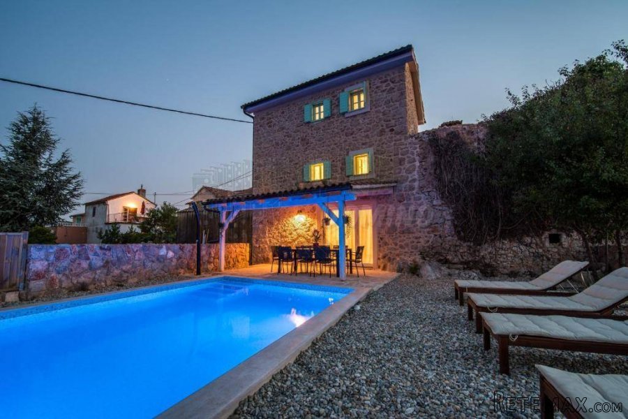 Prekrasna renovirana kuća s bazenom i pogledom!