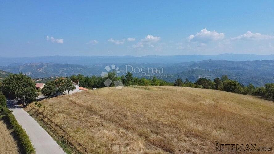 PRILIKA!! ZEMLJIŠTE SA 3 GRAĐEVINSKE DOZVOLE I PLAĆENIM KOMU