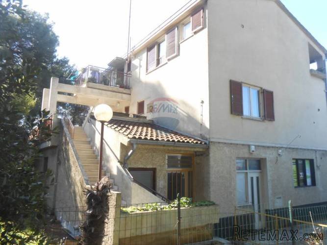 Istra, predgrađe Pule, etažirana kuća sa 2 stana i... - 2