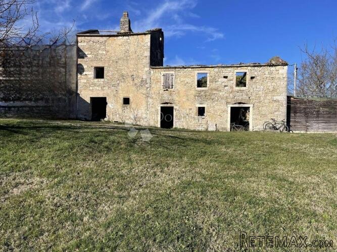 KUĆA ZA RENOVACIJU SA PREDIVNIM POGLEDOM, GROŽNJAN