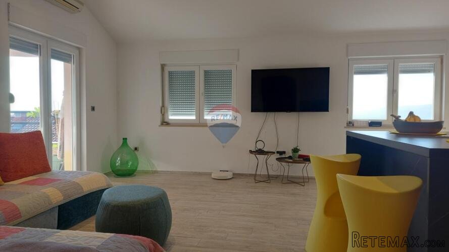 Rijeka, Srdoči, dvosobni stan 77 m2, balkon - 2