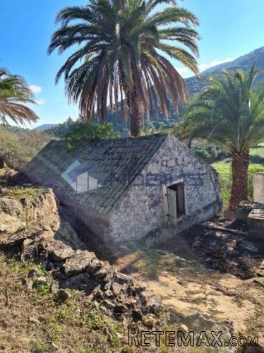 Vis, stara kamena kuća 40 m2 sa zemljištem 9.000 m2 - 2