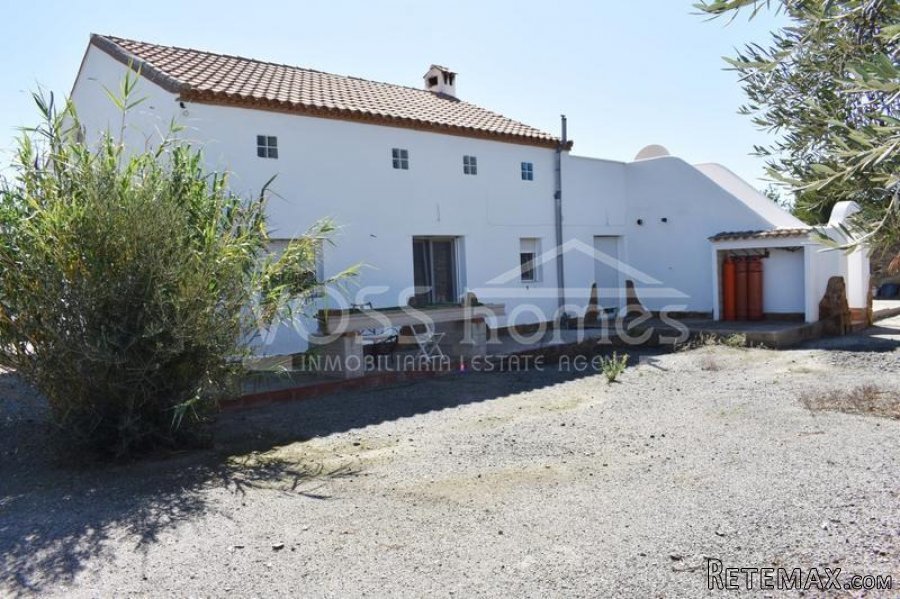 EXCLUSIVE LISTING - Large, 250m2 "OFF GRID", full of.. - 4