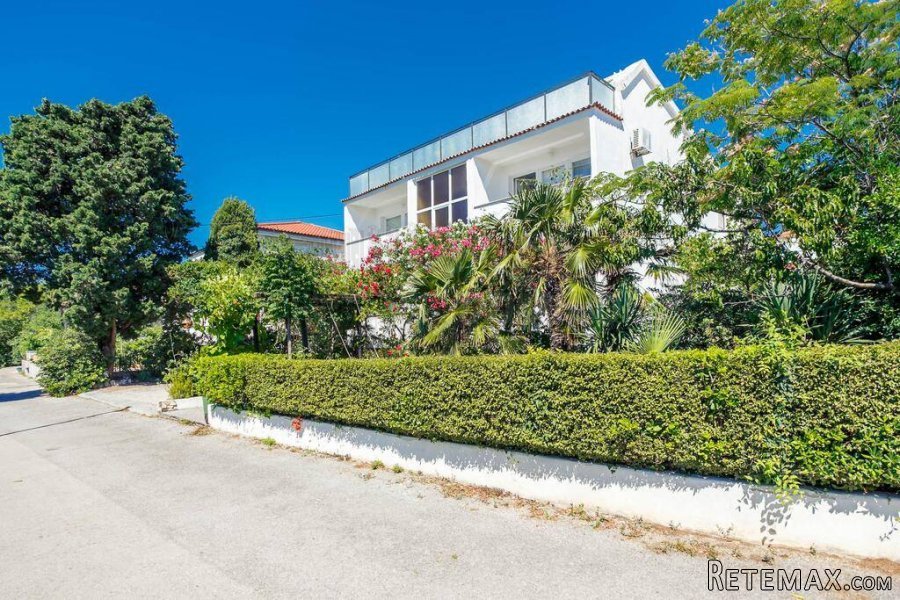 Apartmanska kuća na samo 100 m od mora! Grad Krk!