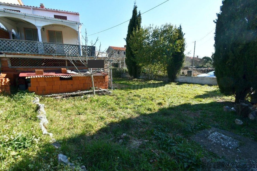 Kuća s okućnicom na mirnom mjestu! Otok Krk!