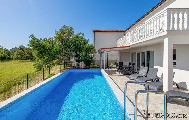 Banjol-Dvojna mediteranska vila s pogledom na more i bazenim