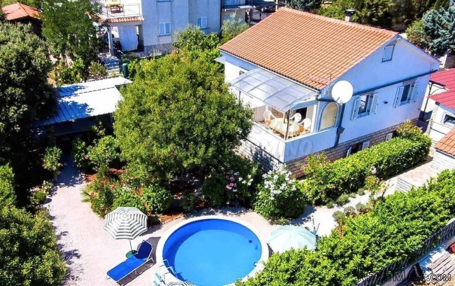 Kuća sa uređenom okućnicom i bazen otok Krk!Prodaja kuća Krk..