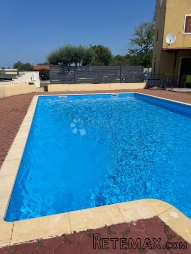 POREČ (okolica) Stan sa vrtom i bazenom