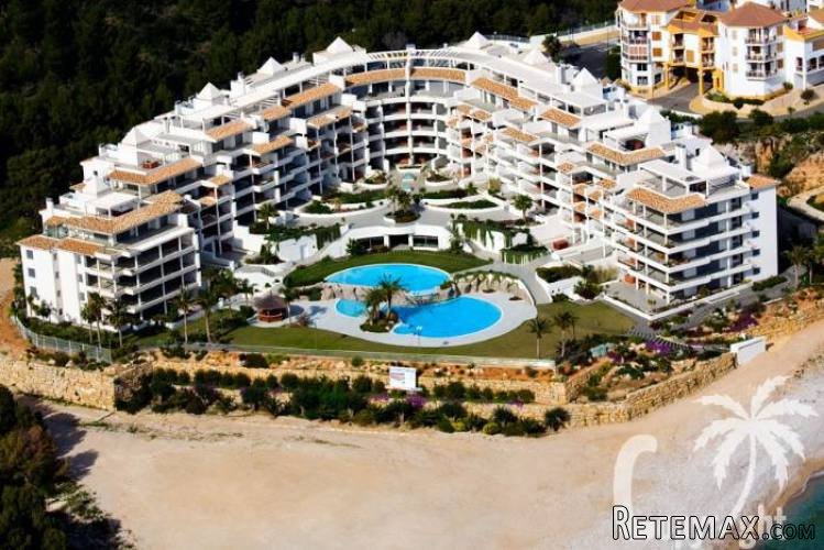 An impressive front beach complex under construction.. - 2