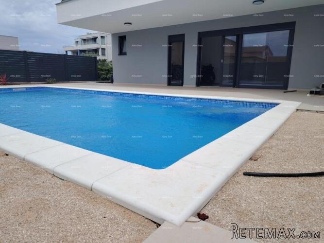 Stan u novogradnji s vrtom i bazenom– Novigrad, 400 m od m.. - 2