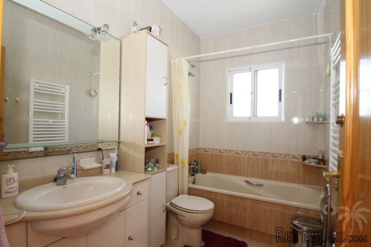 This exclusive villa built in 2005, located on a beautiful.. - 4