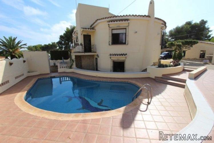 bright and spacious villa in Benissa Coast area. flat plot..