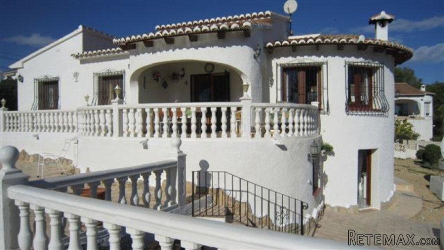 Three bedroom villa with pool, located in a very nice area..