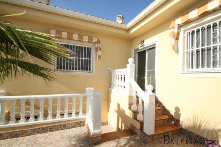 This exclusive villa built in 2005, located on a beautiful.. - 8
