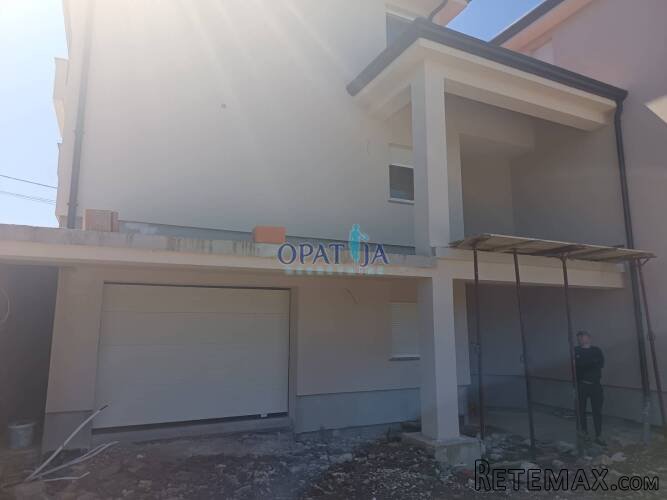 Matulji, okolica, dvojna novogradnja sa bazenom, garažom i..