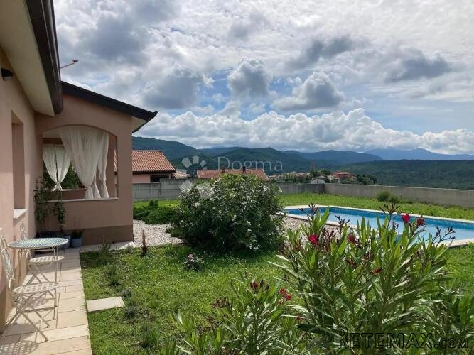 Kuća s bazenom, 1000m2 okućnice, panoramski pogled
