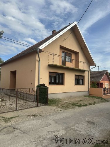 Prodajem kucu u Novim Karlovcima