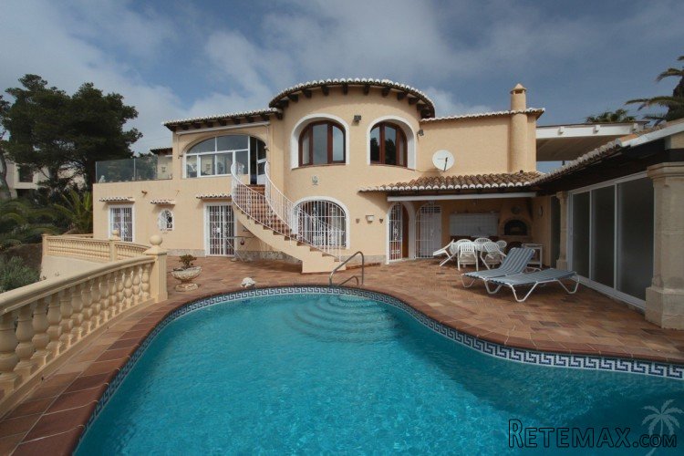 South facing villa with spectacular views near the seafront.. - 2