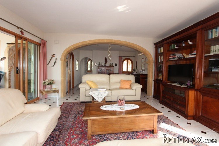 South facing villa with spectacular views near the seafront.. - 3