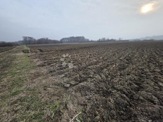 Zemljište 4.186m² u Kupljenovom nadomak glavne ceste prema L - 3