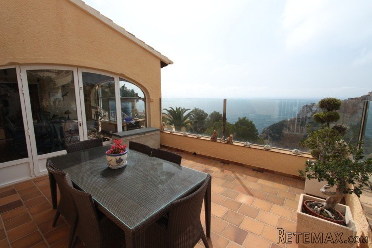 South facing villa with spectacular views near the seafront.. - 5