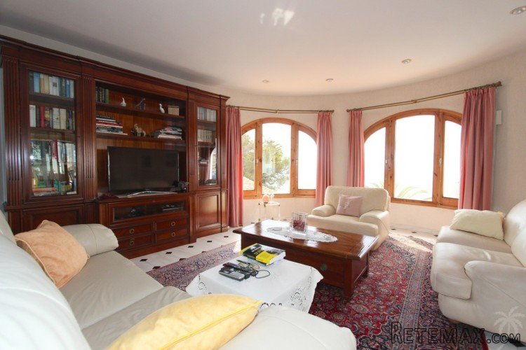 South facing villa with spectacular views near the seafront.. - 6