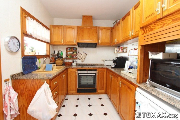 South facing villa with spectacular views near the seafront.. - 8