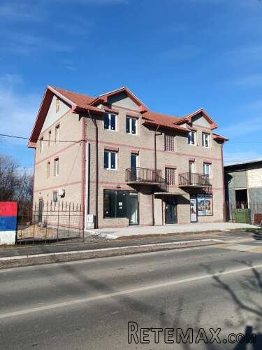 Zgrada sa placem od 61ar u Surcinu