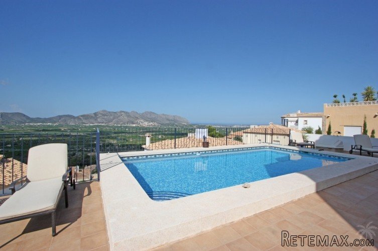 This 3 bedroom 3 bathroom villa close to the town of Orba.. - 2